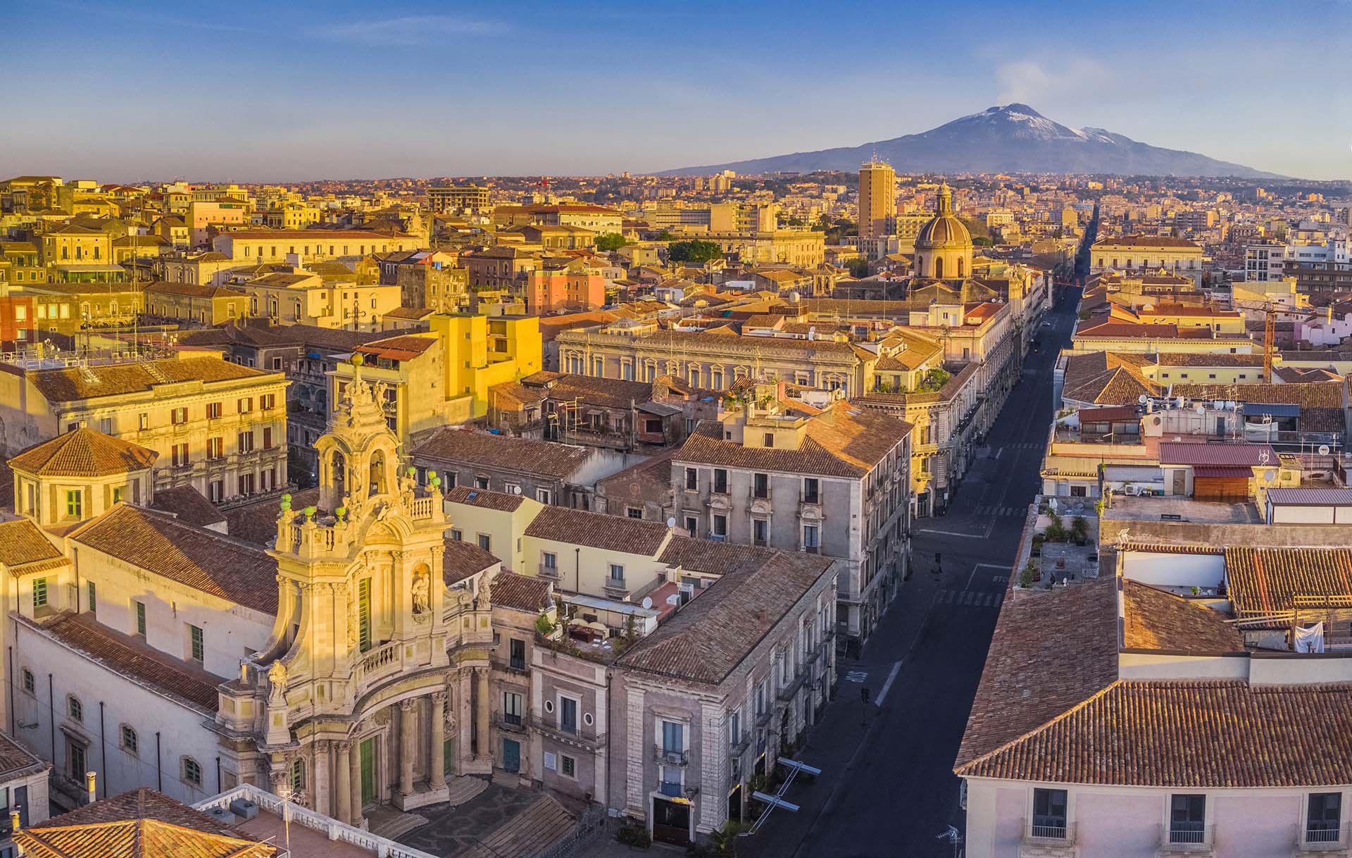 Panorama di Catania - Basilica Collegiata e via Etnea con il Vulcano Etna sullo sfondo